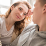 пара сидит у окна и смотрит друг другу в глаза