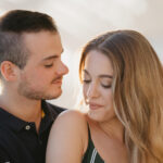 парень обнимает девушку